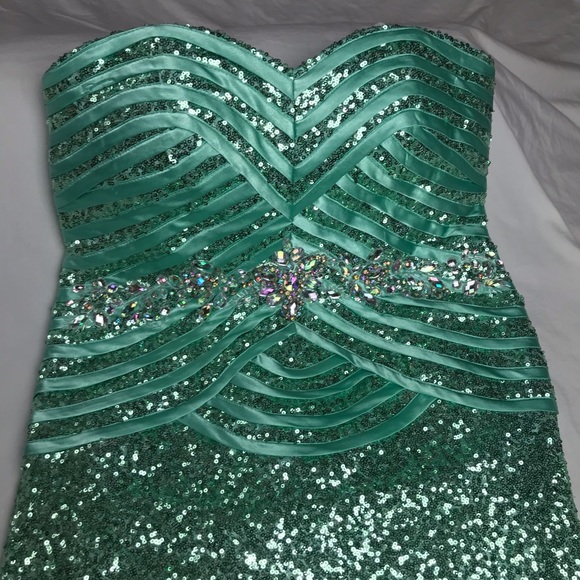 👗Gorgeous Green Sequin Formal/Prom Dress - Picture 3 of 8